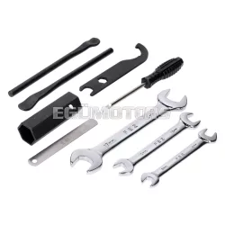   Beépített szerszámkészlet, 2 gumileszedő, 0.40mm hézagmérő, villáskulcsok 8/9mm, 10/13mm, 17/19mm, Zündapp, Kreidler, Hercules Prima M MK K KX, Simson, Puch Puch, Miele, DKW, KTM, Rixe, Sachs, Piaggio Ciao