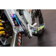 STR8 MX Evo CNC lábtartó készlet neokróm, Derbi