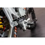 STR8 MX Evo CNC utas lábtartó készlet fekete, Derbi