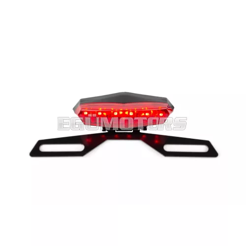 STR8 LED hátsó lámpa hatszögletű, piros, rendszámtartóval