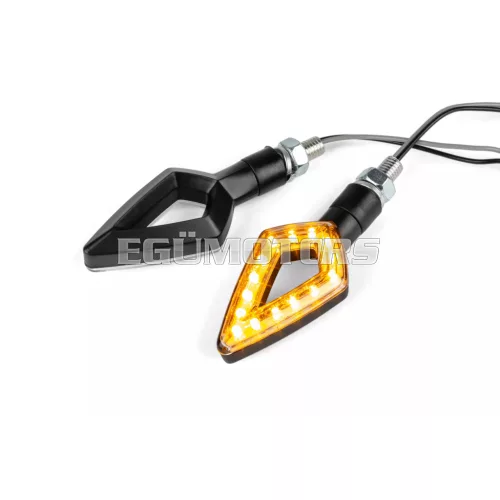 STR8 Arrow LED index fekete / fehér